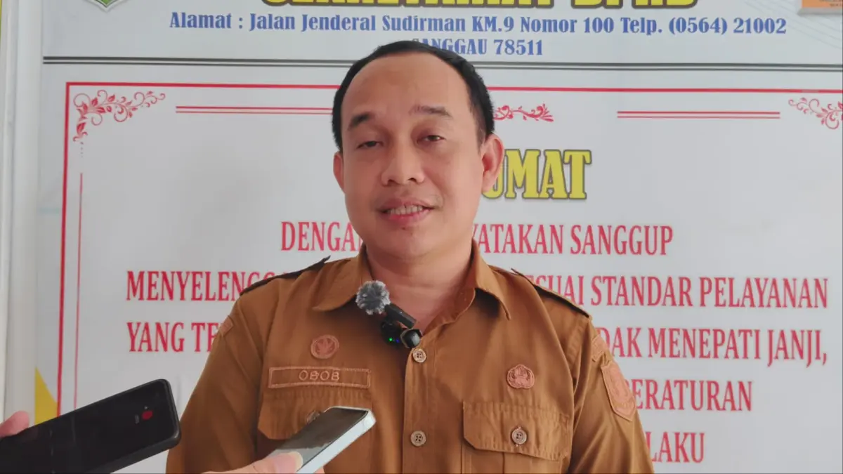Kepala Bidang Pengelolaan Lingkungan Hidup Dinas Lingkungan Hidup Kabupaten Sanggau, Yesaya Poulorossi P. Antang Obob, memberikan keterangan usai menghadiri RDP terkait persoalan PT SBW di DPRD Sanggau, Selasa (18/8/2026). (AGUNG RAJALI SAPUTRA/PONTIANAK POST)&nbsp;