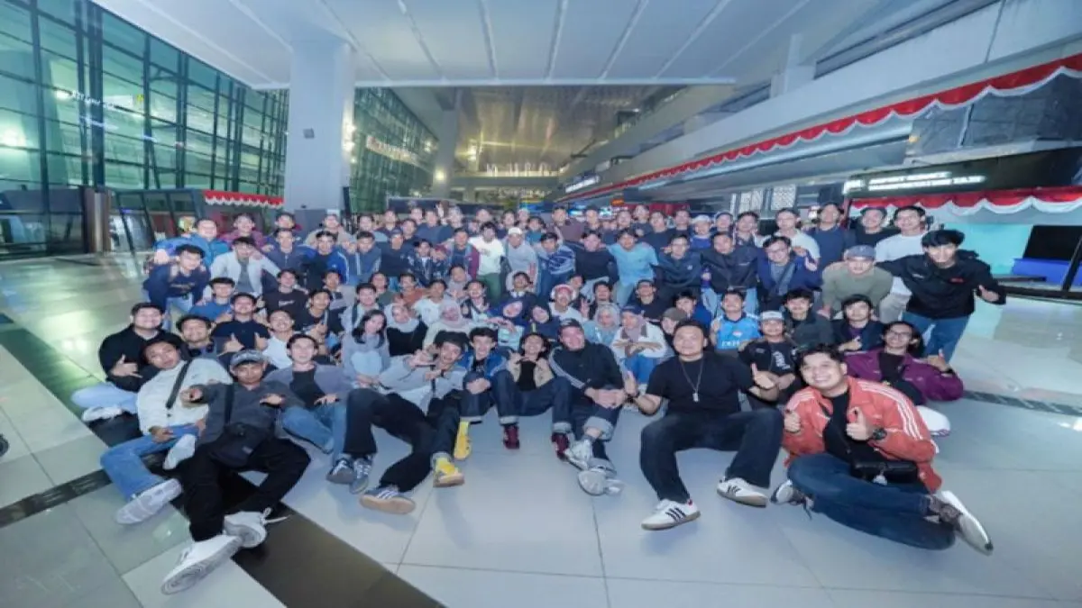 Sebanyak 89 peserta ODP KIPP berfoto bersama setelah tiba di Indonesia dari China. (ANTARA)