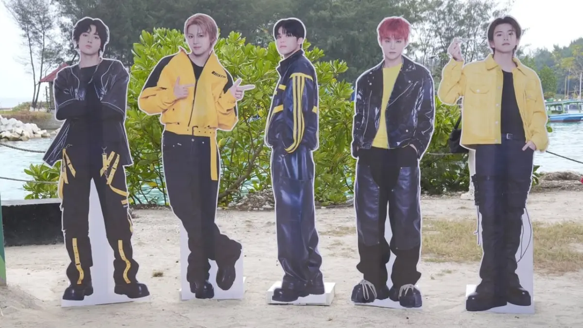 Standee TREASURE pada press conference Chitato & Chitato Lite Make The Wave You Lite