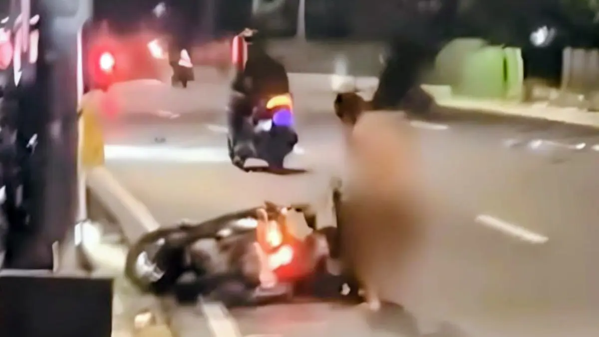 Tangkapan layar seorang pria tanpa busana di Jalan Raya Lenteng Agung, Jagakarsa, Jakarta Selatan, yang diduga orang dengan gangguan jiwa (ODGJ), Rabu (19/8). (ANTARA/HO-Instagram/@drama.ibukota/Luthfia Miranda Putri).