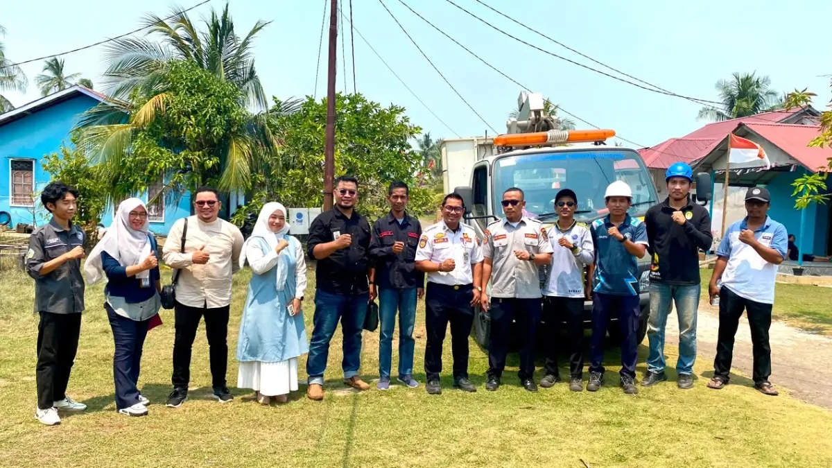 Tim PKM Program Studi Teknologi Listrik Politap bersama Dishub dan masyarakat berfoto usai pemasangan 55 titik LPJU di Desa Sukabaru untuk meningkatkan keamanan dan mendukung aktivitas ekonomi pesisir.