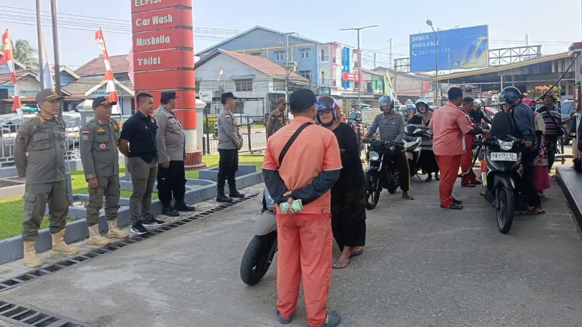 Tim Satgas gabungan saat melakukan pengawasan salah satu SPBU di Kota Putussibau. (Taufik Pontianak Post)