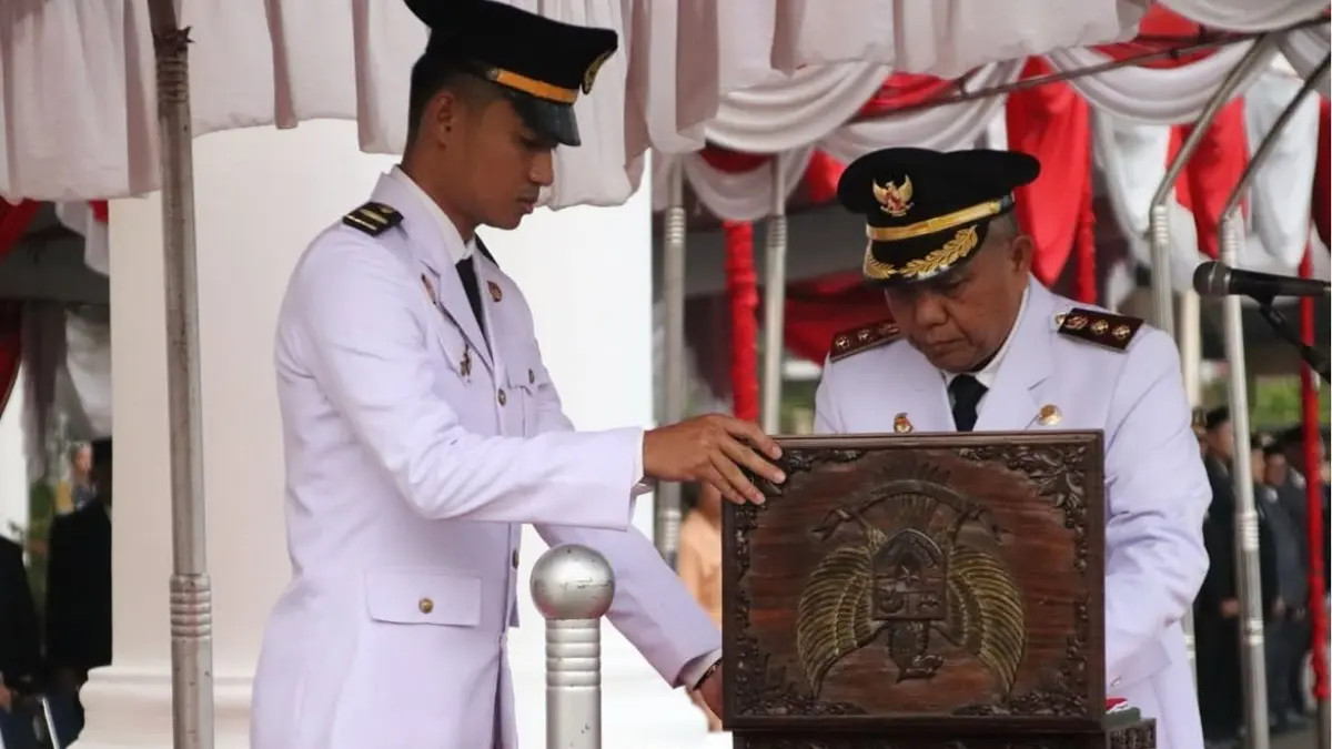 Wabup Mempawah, Juli Suryadi saat menerima bendera merah putih.