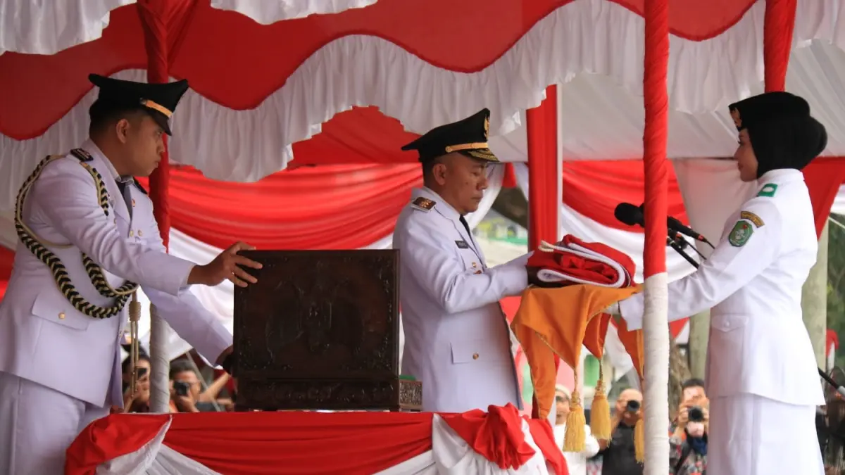 Wagub Krisantus saat menjadi inspektur upacara penurunan Bendera Merah Putih HUT ke-81 Kemerdekaan RI di Halaman Kantor Gubernur Kalbar, Senin (17/8). (ADPIM PEMPROV)