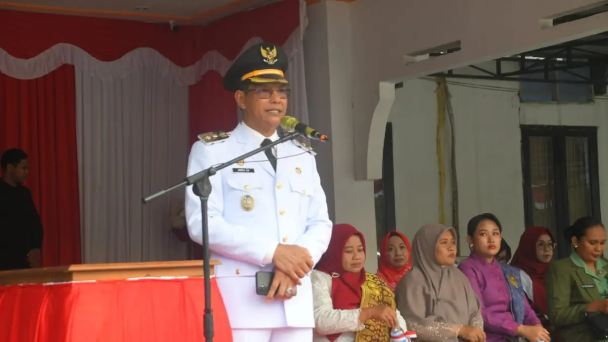 Wakil Bupati Kayong Utara, Amru Chanwari, memimpin upacara Penurunan Bendera Merah Putih pada peringatan Hari Ulang Tahun (HUT) ke-81 Republik Indonesia. 

