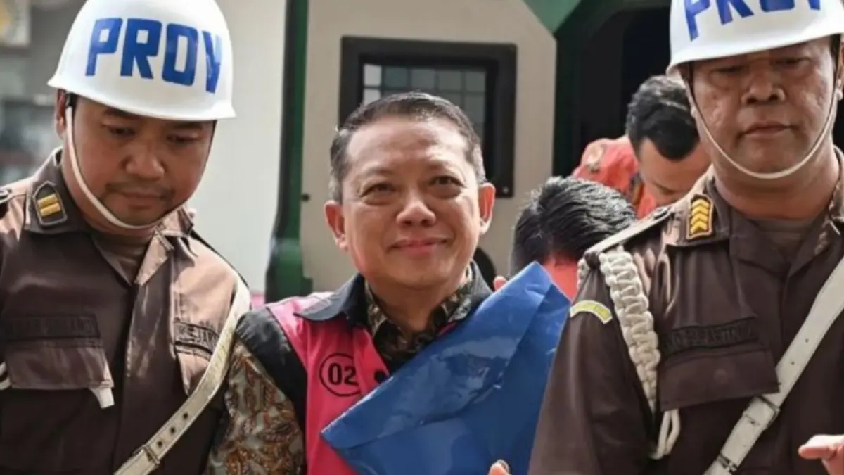Tersangka kasus dugaan Tindak Pidana Pencucian Uang (TPPU) Febrie Adriansyah (tengah) tiba di Gedung Utama Kejaksaan Agung, Jakarta, Jumat (7/8). Kejaksaan Agung melalui Tim 9 melakukan pemeriksaan terhadap mantan Jaksa Agung Muda Tindak Pidana Khusus (Jampidsus) Febrie Adriansyah. (ANTARA FOTO/Fakhri Hermansyah/YU/pri).