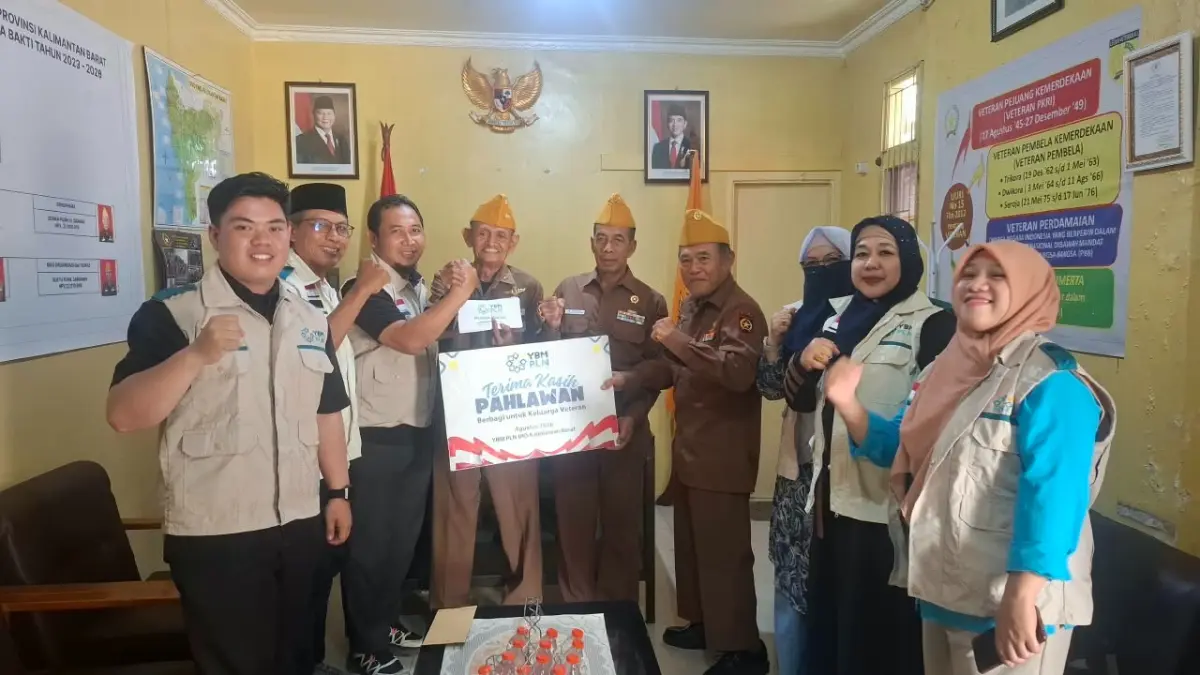 Pengurus YBM PLN UID Kalbar bersama Legiun Veteran Republik Indonesia (LVRI) Kalimantan Barat dalam semangat mengenang dan menghormati jasa serta perjuangan para pahlawan bangsa melalui Program “Terima Kasih Pahlawan: Berbagi untuk Keluarga Veteran”. Program ini menjadi wujud kepedulian dan apresiasi YBM PLN UID Kalbar kepada para keluarga veteran, sekaligus mempererat silaturahmi sebagai bentuk penghormatan atas pengabdian dan perjuangan yang telah diberikan bagi bangsa dan negara.