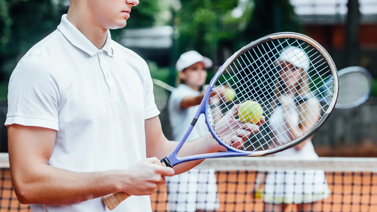 Bermain tenis secara rutin disebut memberikan manfaat bagi kesehatan jantung, kebugaran, fungsi otak, keseimbangan, dan kehidupan sosial. (Magnific)