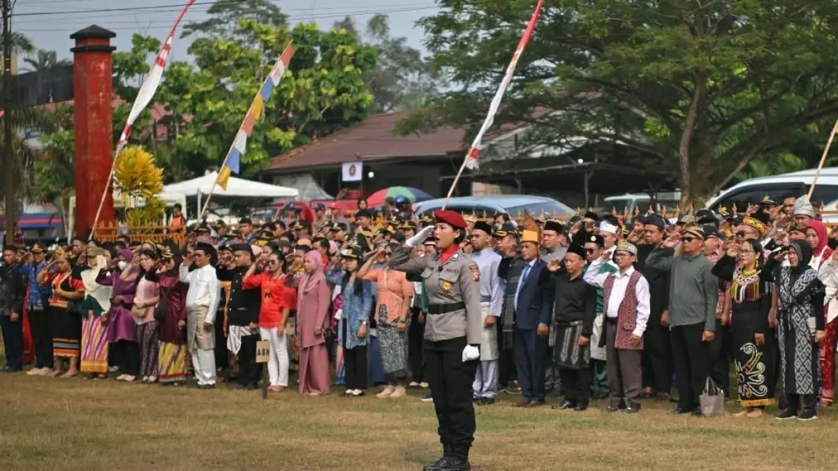 Brigpol Elisabet Sianipar, personel Polsek Kembayan, memimpin upacara pengibaran Bendera Merah Putih pada peringatan HUT ke-81 Kemerdekaan Republik Indonesia di halaman Kantor Camat Kembayan, Minggu (17/8/2026). (ISTIMEWA)&nbsp;