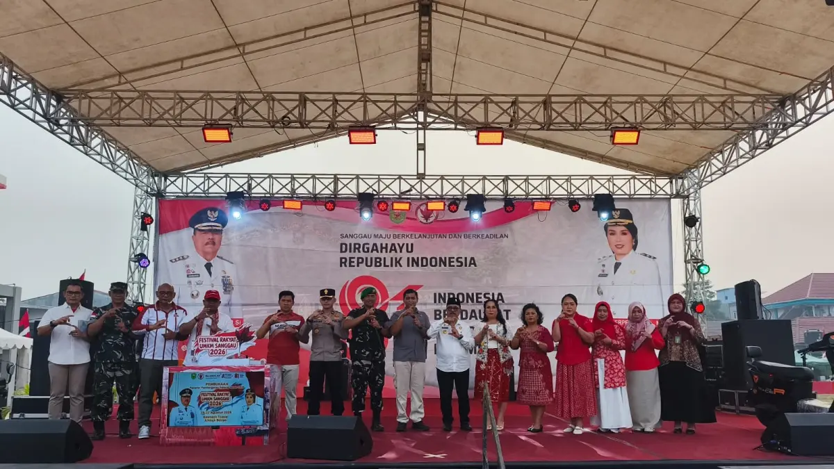 BUKA FESTIVAL UMKM: Bupati Sanggau Yohanes Ontot membuka Festival Rakyat UMKM Sanggau 2026 di Taman Arong’k Belopa, Rabu (19/8/2026).