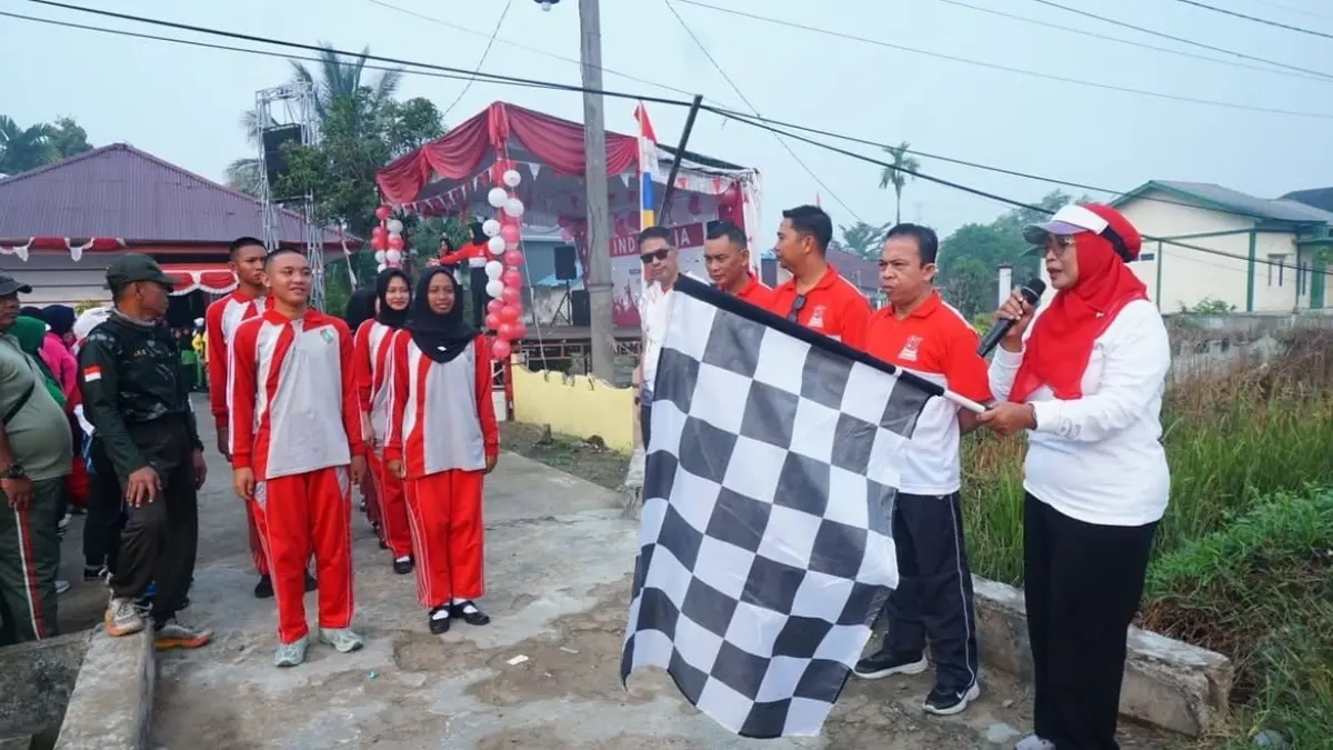 Bupati Mempawah, Erlina saat menghadiri jalan santai dan melepas ribuan peserta.