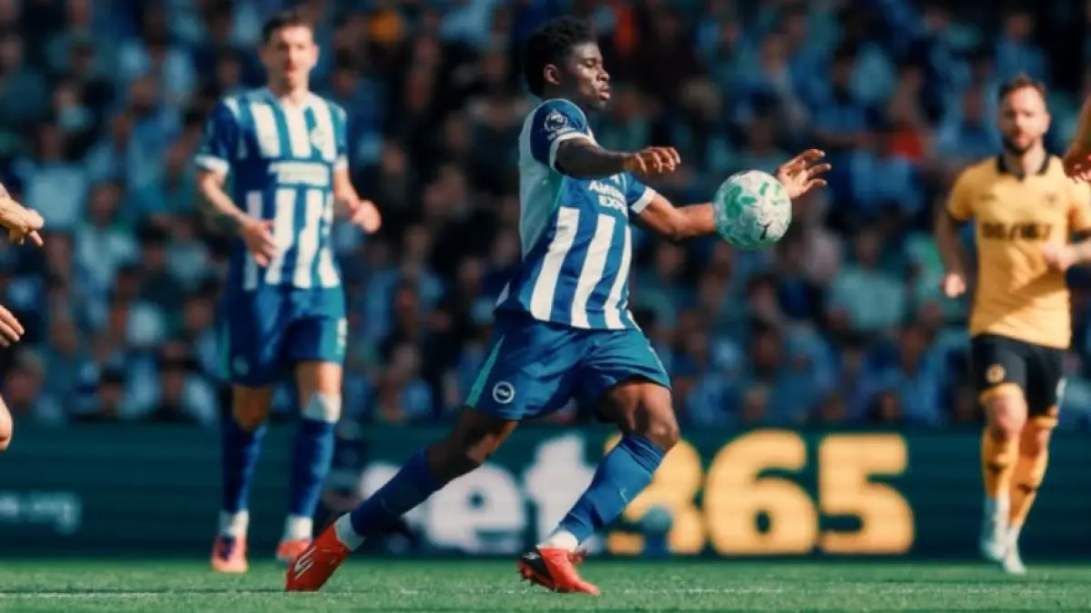 Carlos Baleba kembali menjadi target Manchester United setelah pembicaraan dengan Brighton dibuka. (IG@carlos_baleba)
