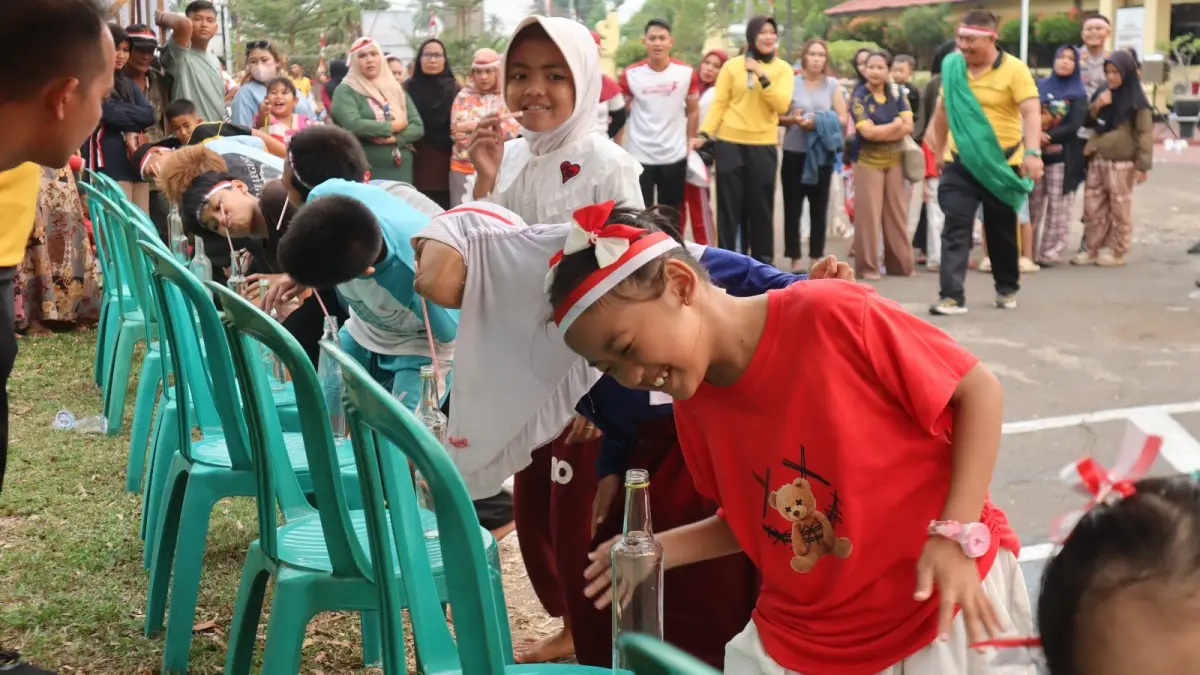 CERIAKAN KEMERDEKAAN: Anak-anak mengikuti lomba permainan rakyat yang digelar Polres Ketapang dalam perayaan HUT ke-81 Kemerdekaan RI.