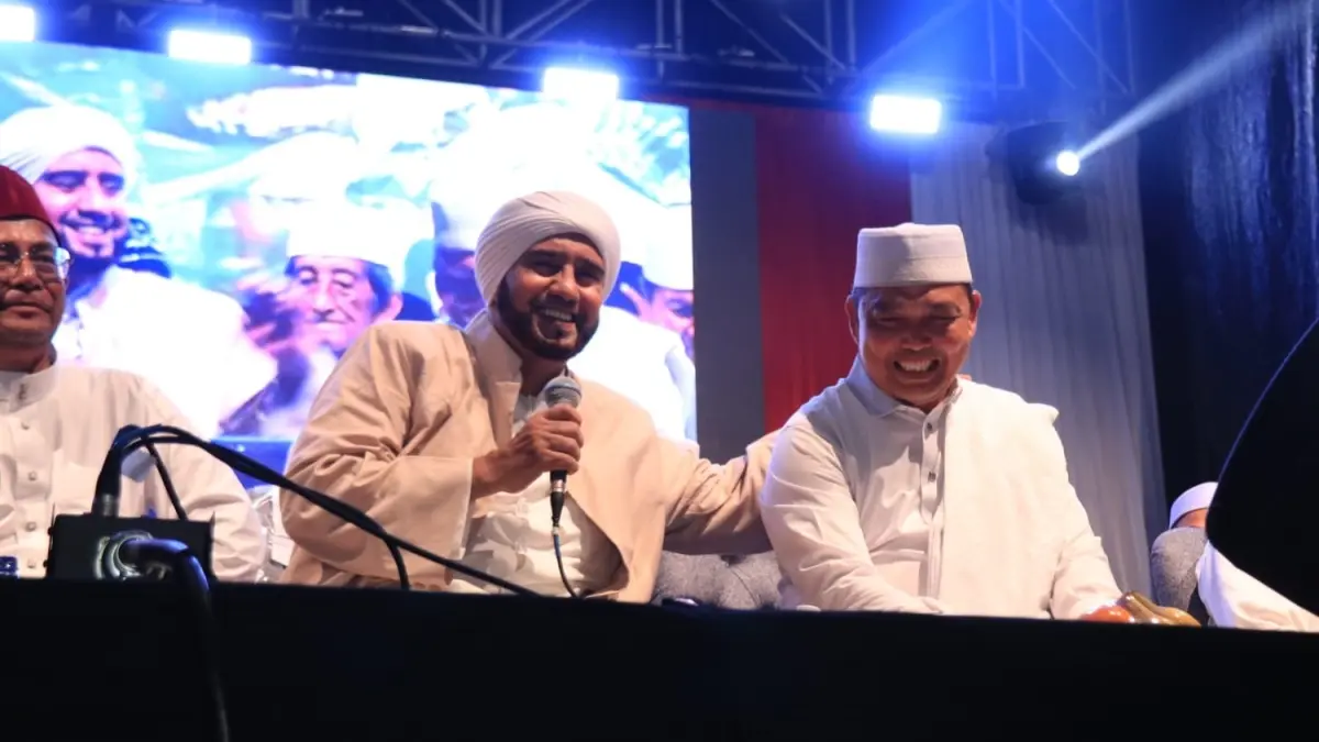 Gubernur Kalbar Ria Norsan bersama Habib Syech Assegaf dalam kegiatan Kalbar Bersholawat Merah Putih di Jalan Gajahmada. (Adpim Pemprov Kalbar)