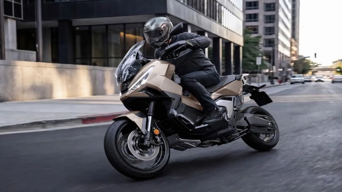 ILUSTRASI: Honda X-ADV 2027 saat dipakai melaju. (GREATBIKER)