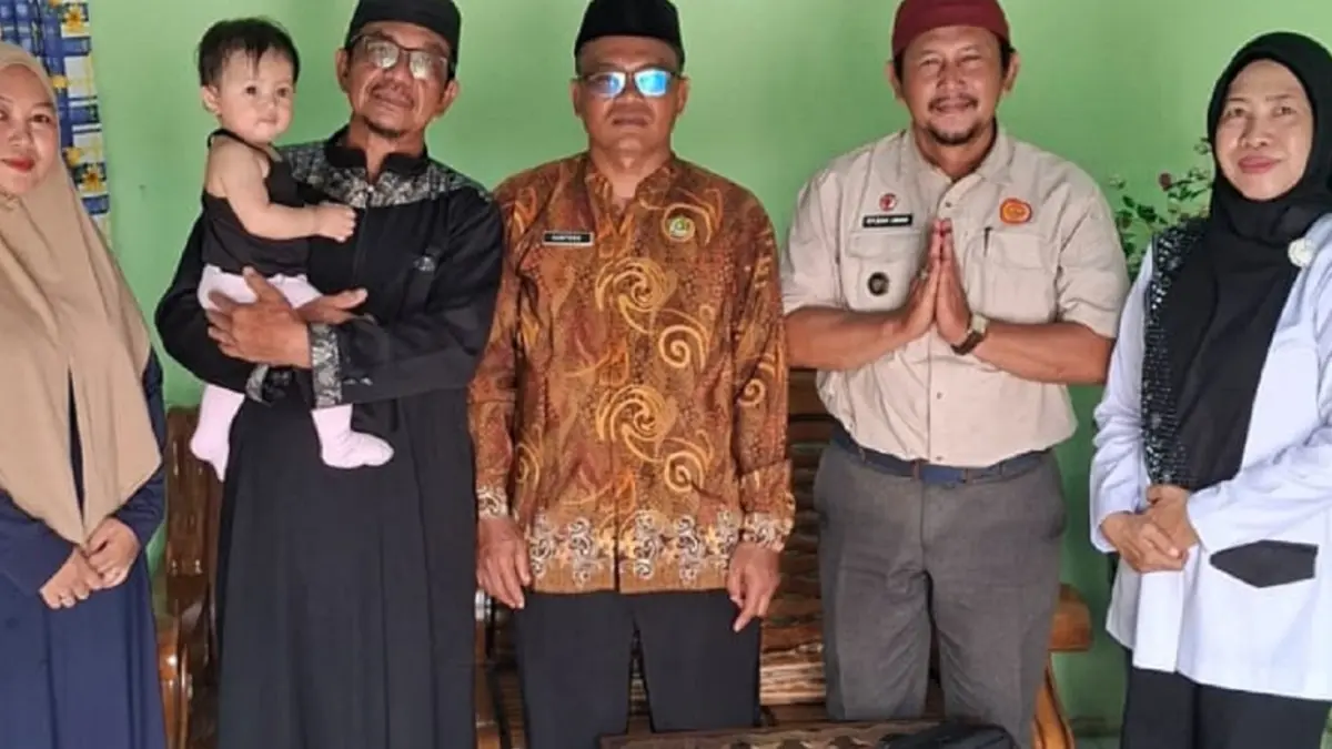 Kades Balai Karangan Erzan Umar didampingi tokoh agama Ustaz Santoso bersilaturahmi dengan perwakilan orang tua murid dan pihak sekolah, Selasa (19/8/2026).(ISTIMEWA)&nbsp;