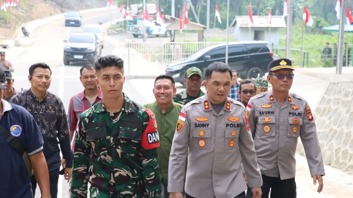 Kapolres Sambas AKBP Sanny Handityo, S.I.K., M.H., saat mengunjungi kawasan perbatasan Indonesia-Malaysia di Aruk, Kecamatan Sajingan Besar.