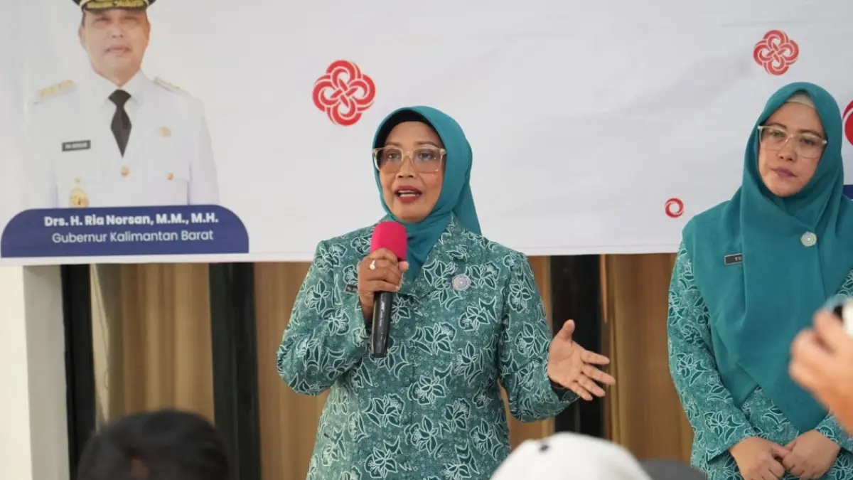 Ketua TP PKK Provinsi Kalbar, Dr. Hj. Erlina Ria Norsan, menyampaikan sambutan saat kegiatan penyerahan tali asih berupa paket sembako kepada 100 petugas kebersihan jalan di Kota Pontianak. (Adpim Pemprov Kalbar)