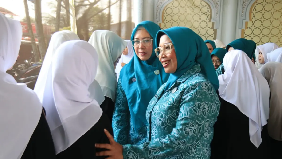Ketua TP PKK Provinsi Kalbar Erlina Norsan sedang berbincang-bincang dengan santri di Sekolah Qur
