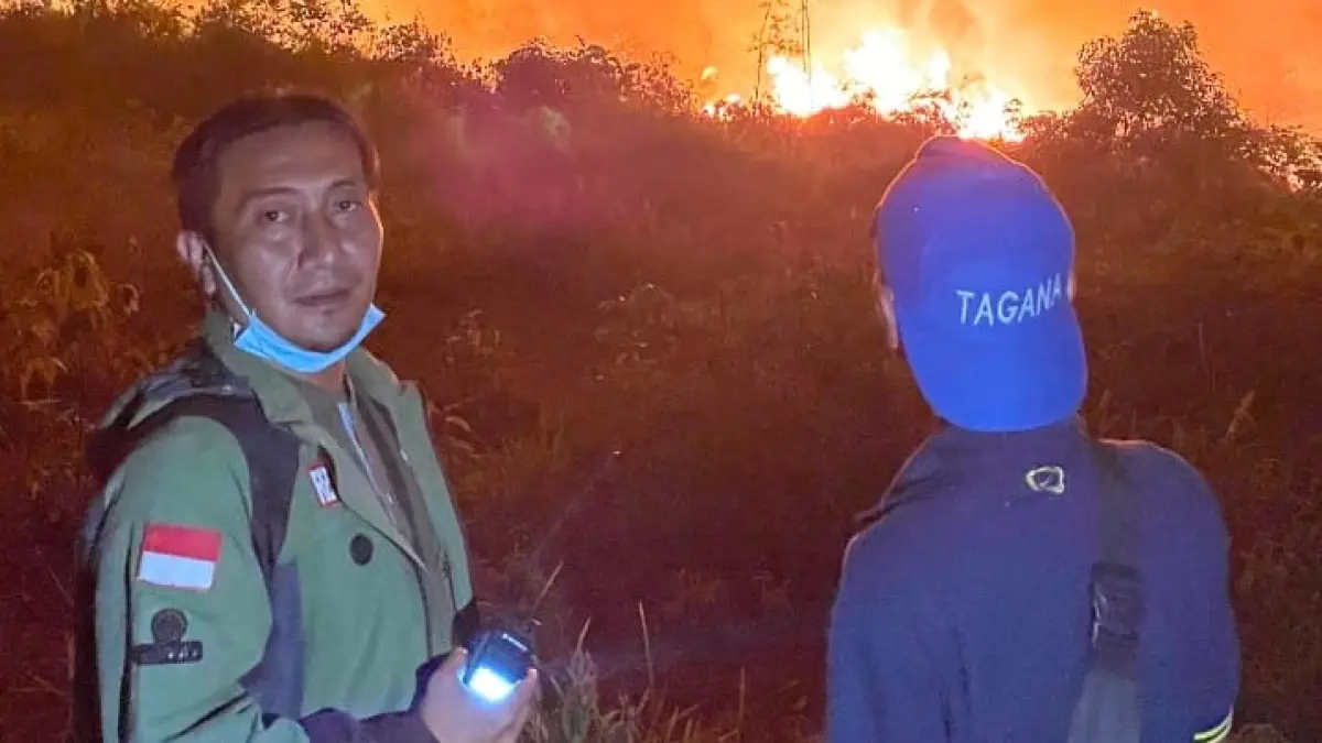 Ketua Umum Ciwanadri Melawi, Dea Kusumah Wardhana saat melakukan monitoring dan pemadaman &nbsp;karhutla yang terjadi disejumlah wilayah di kabupaten Melawi bersama tim Satgas Karhutla kabupaten Melawi. (ISTIMEWA)