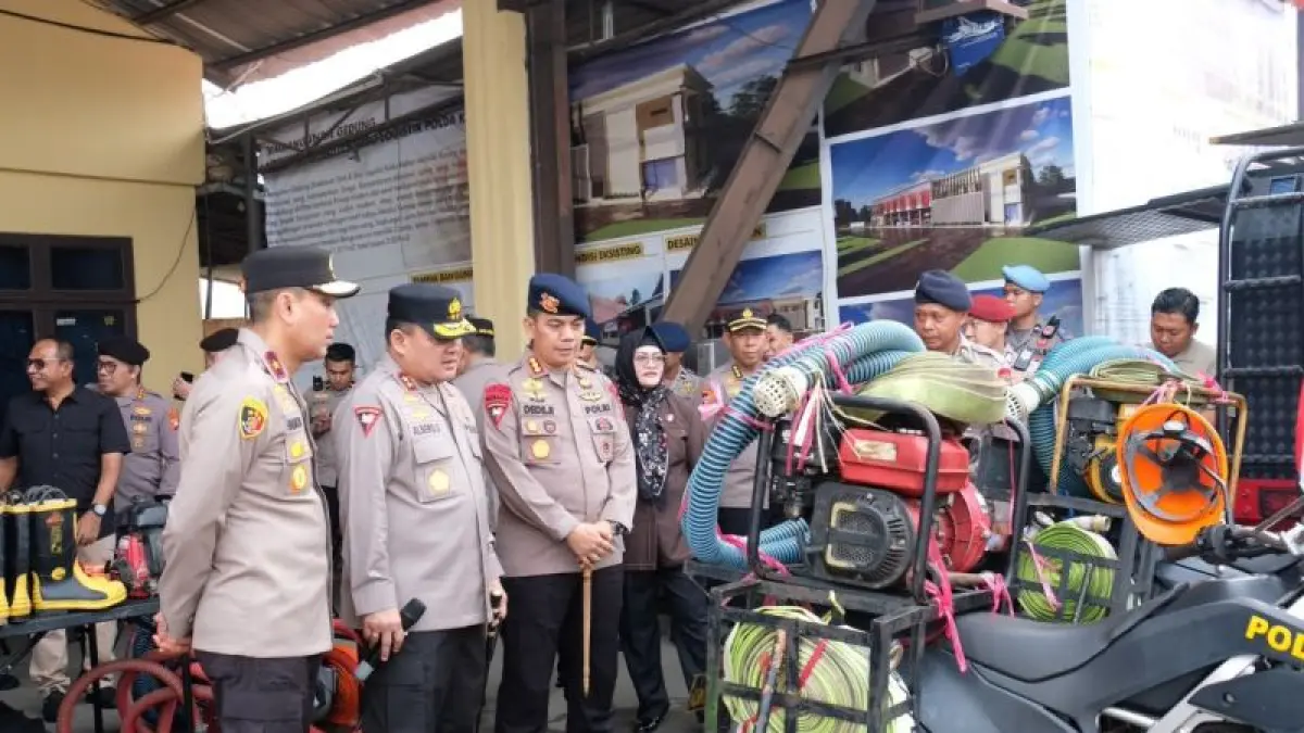 Kapolda Kalbar Irjen Pol Alberd Teddy Benhard Sianipar bersama Wakapolda Brigjen Pol. Hindarsono melakukan pengecekan langsung terhadap kendaraan, peralatan pemadaman, perlengkapan pendukung, dan sarana prasarana lainnya di Mapolda Kalbar, Kamis (20/8/2026). (ANTARA/Humas Polda Kalbar)
