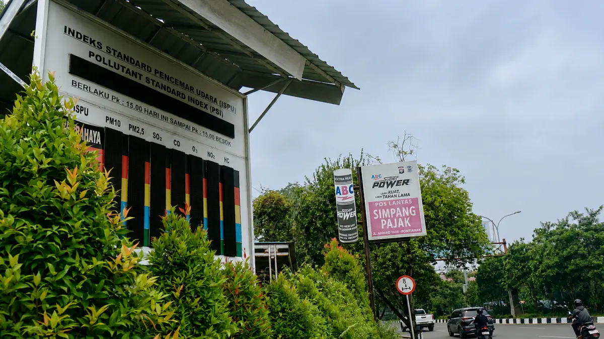 Papan Indeks Standar Pencemaran Udara (ISPU) yang berada di dekat pos lantas simpang pajak tak berfungsi sehingga tidak bisa memantau langsung kualitas udara di Kota Pontianak. (HARYADI/PONTIANAKPOST)