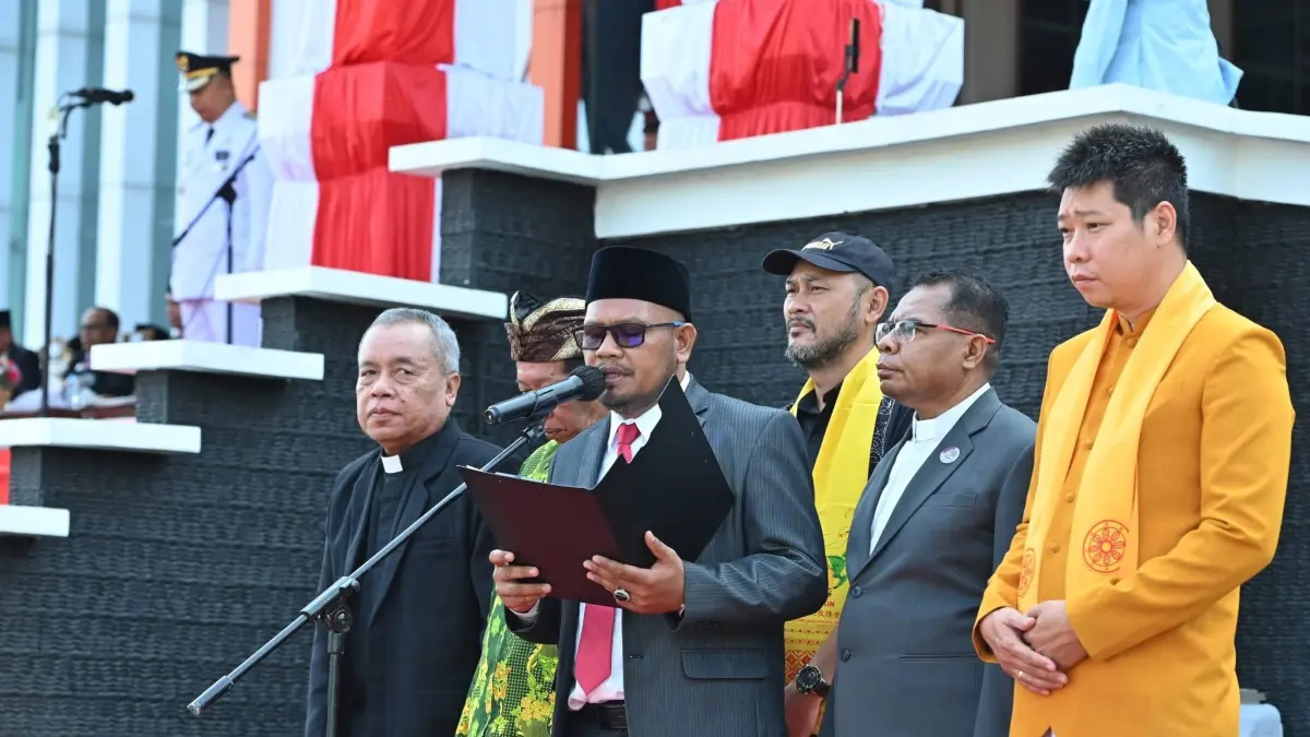 Para tokoh lintas agama menggelar doa bersama pada upacara HUT ke-81 RI di halaman Kantor Bupati Ketapang, Senin (17/8). (ISTIMEWA)