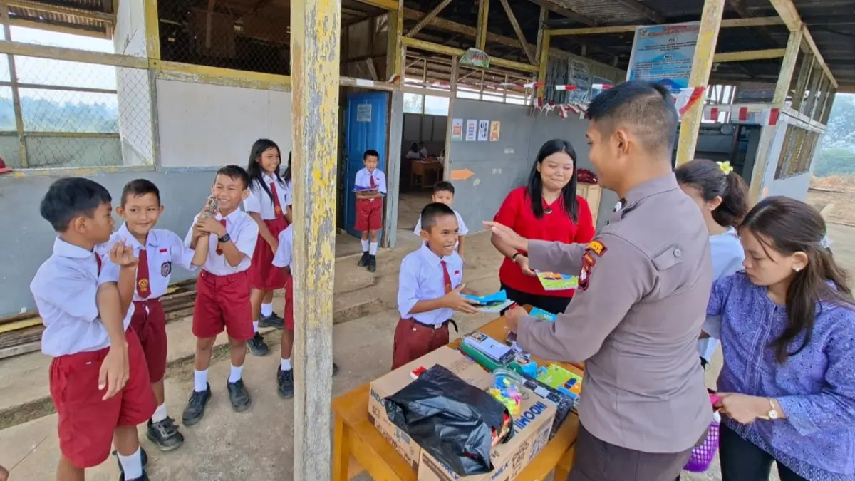 PEDULI PENDIDIKAN: Personel Polres Landak menyerahkan bantuan perlengkapan belajar kepada pelajar SDS Bina Setia Labos, Kecamatan Jelimpo, Landak.
