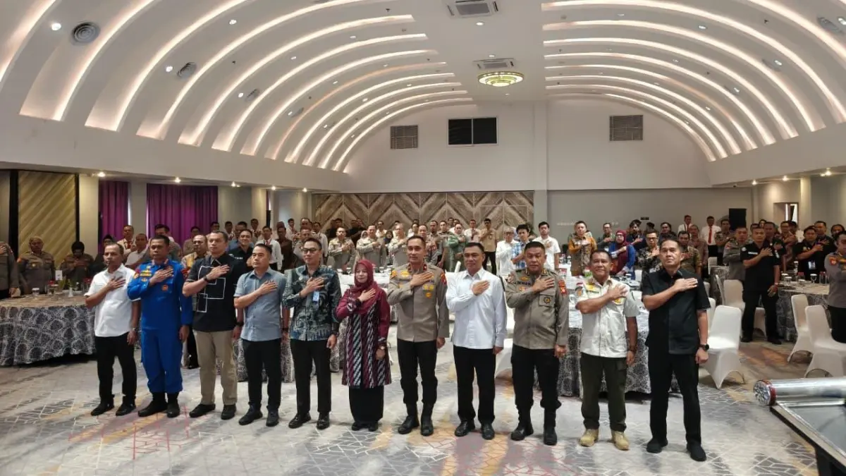 PERKUAT DATA PPNS. Kementerian Hukum Kalbar bersama Polri dan instansi terkait membahas penguatan tata kelola serta integrasi data PPNS dalam kegiatan pembinaan teknis di Hotel Mercure Pontianak, Kamis (13/8).