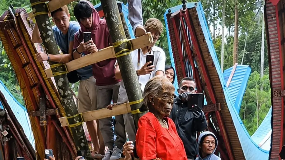 Potongan video yang memperlihatkan suasana pelaksanaan Tradisi Ma’nene di Toraja, tampak  jasad leluhur dikeluarkan sebagai bentuk penghormatan dan kasih sayang keluarga.