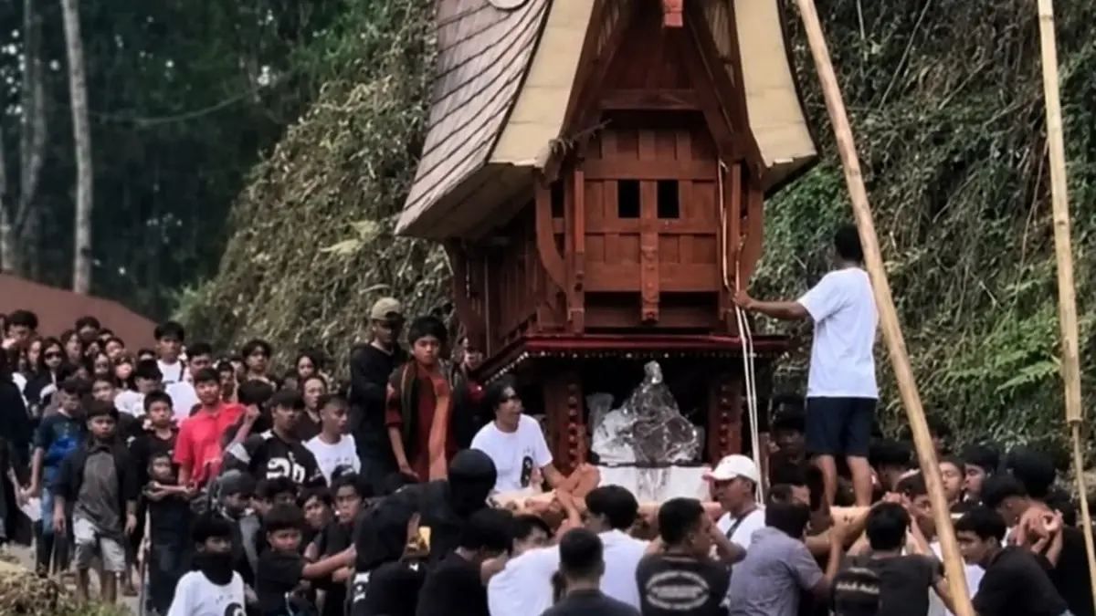 Potongan video yang memperlihatkan suasana tradisi Manapoko di Toraja. Dalam tradisi ini jenazah didudukkan dan dirawat keluarga sebelum menjalani prosesi pemakaman Rambu Solo.