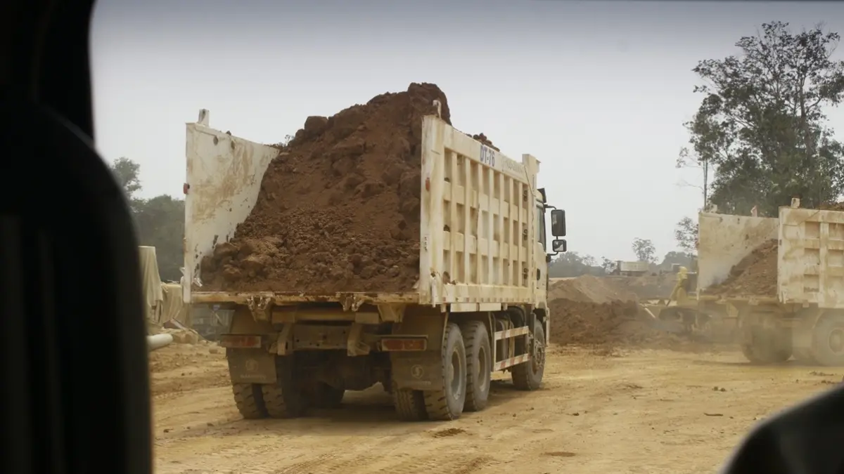 Salah satu kendaraan yang terpantau tidak menggunakan pelat nomor saat berada di area PT Kalimantan Alumina Nusantara (KAN), Kecamatan Toba, Kabupaten Sanggau. (20/08/2026) (ISTIMEWA)&nbsp;