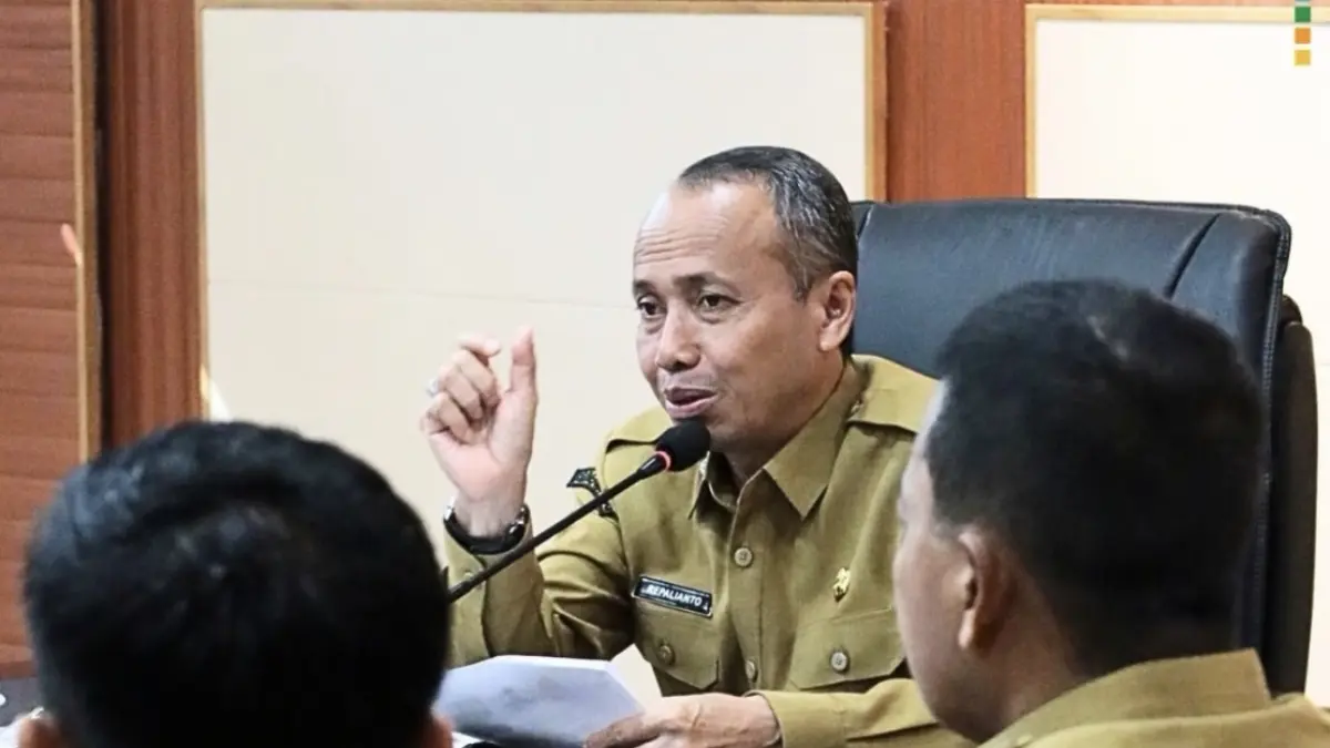 Sekda Ketapang, Repalianto, memberikan arahan saat memimpin rapat persiapan pelaksanaan Festival UMKM Ketapang 2026, Selasa (18/8). (ISTIMEWA)