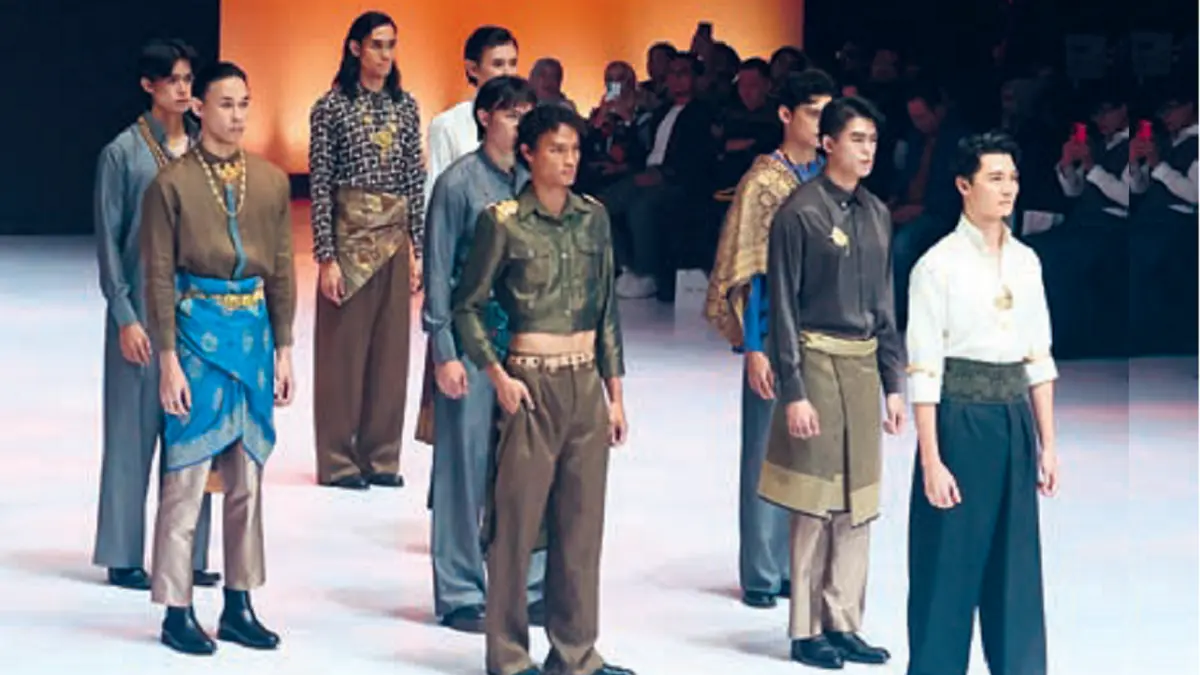 Songket hiasi busana pria. (INDONESIA FASHION WEEK 2026)