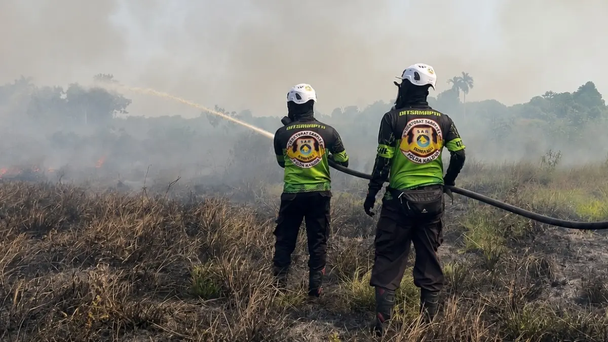 Tim SAR Ditsamapta Polda Kalbar melakukan pemadaman dan pendinginan titik karhutla di Jalan Nik Salik, Desa Punggur Kecil, Kecamatan Sungai Kakap, Kubu Raya, Rabu (19/8). (ISTIMEWA)