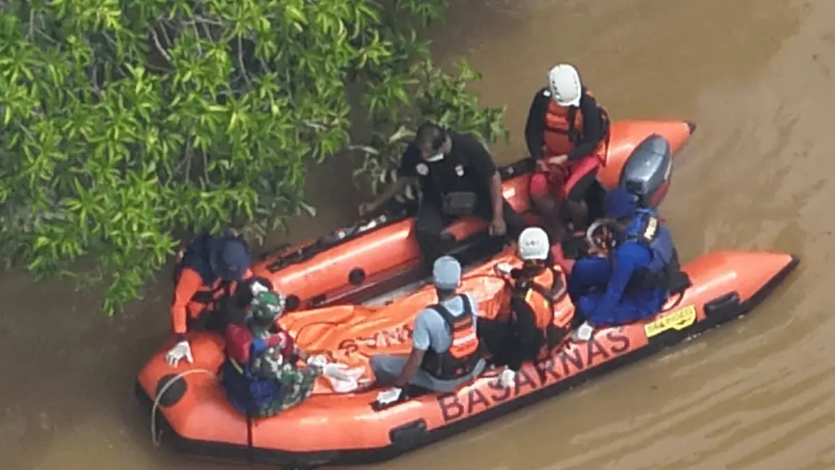Tim SAR Gabungan melakukan evakuasi berhasil menemukan korban tenggelam di Sungai Sejangkung.