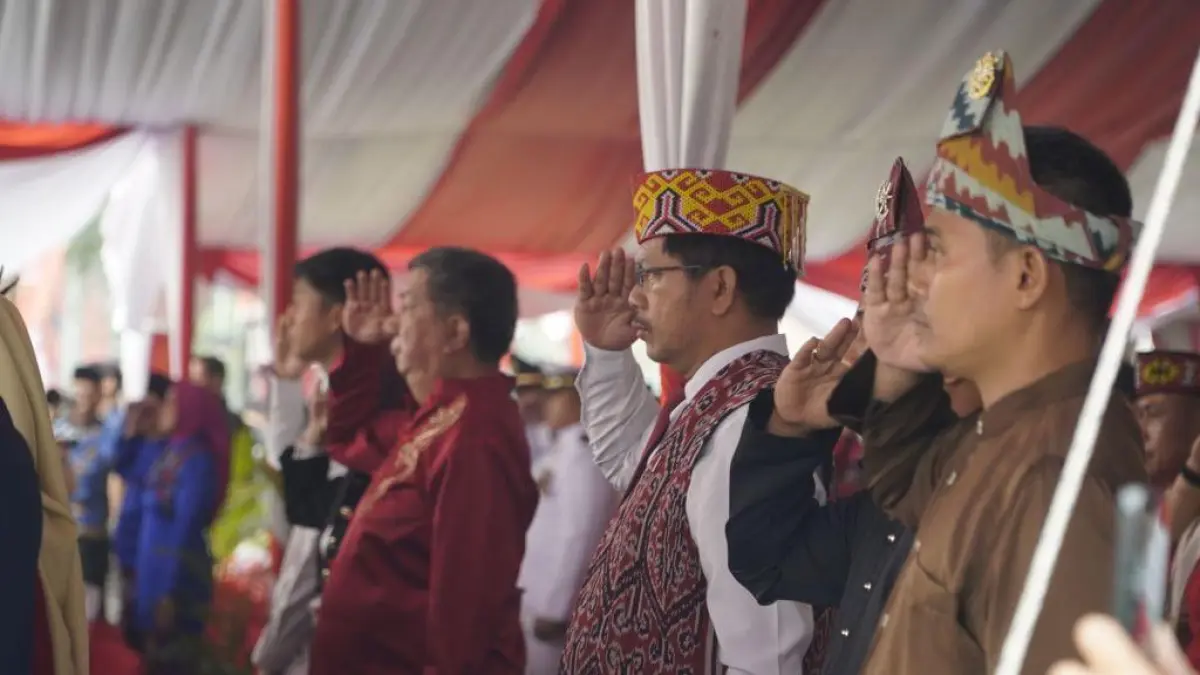 UPACARA KEMERDEKAAN. Kepala Kanwil Kementerian Hukum Kalbar Jonny Pesta Simamora menghadiri Upacara Penaikan Bendera HUT ke-81 Kemerdekaan RI di Halaman Kantor Gubernur Kalbar, Senin (17/8).