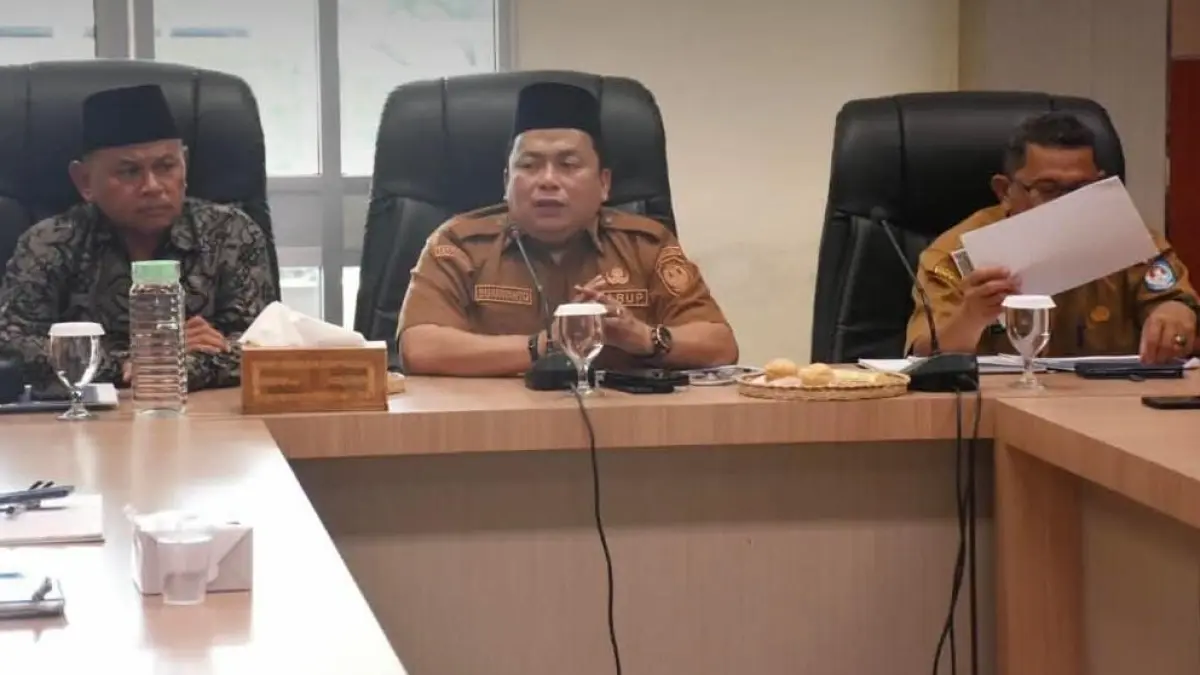 Wabup Kubu Raya, Sukiryanto memberikan arahan saat membuka Rapat Kerja FKUB Kubu Raya Tahun 2026 di Ruang Pamong Praja II Kantor Bupati Kubu Raya, Selasa (18/8).