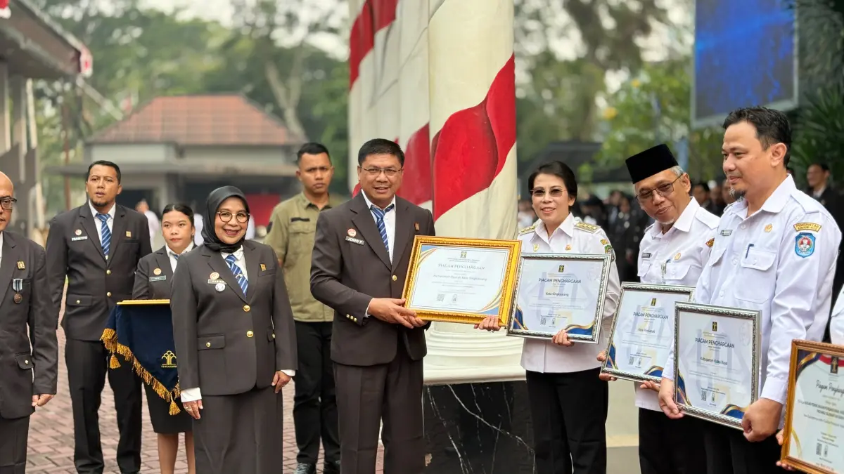 Wali Kota Singkawang Tjhai Chui Mie menerima penghargaan Kementerian Hukum dan Hak Asasi Manusia Republik Indonesia melalui Badan Pembinaan Hukum Nasional (BPHN).