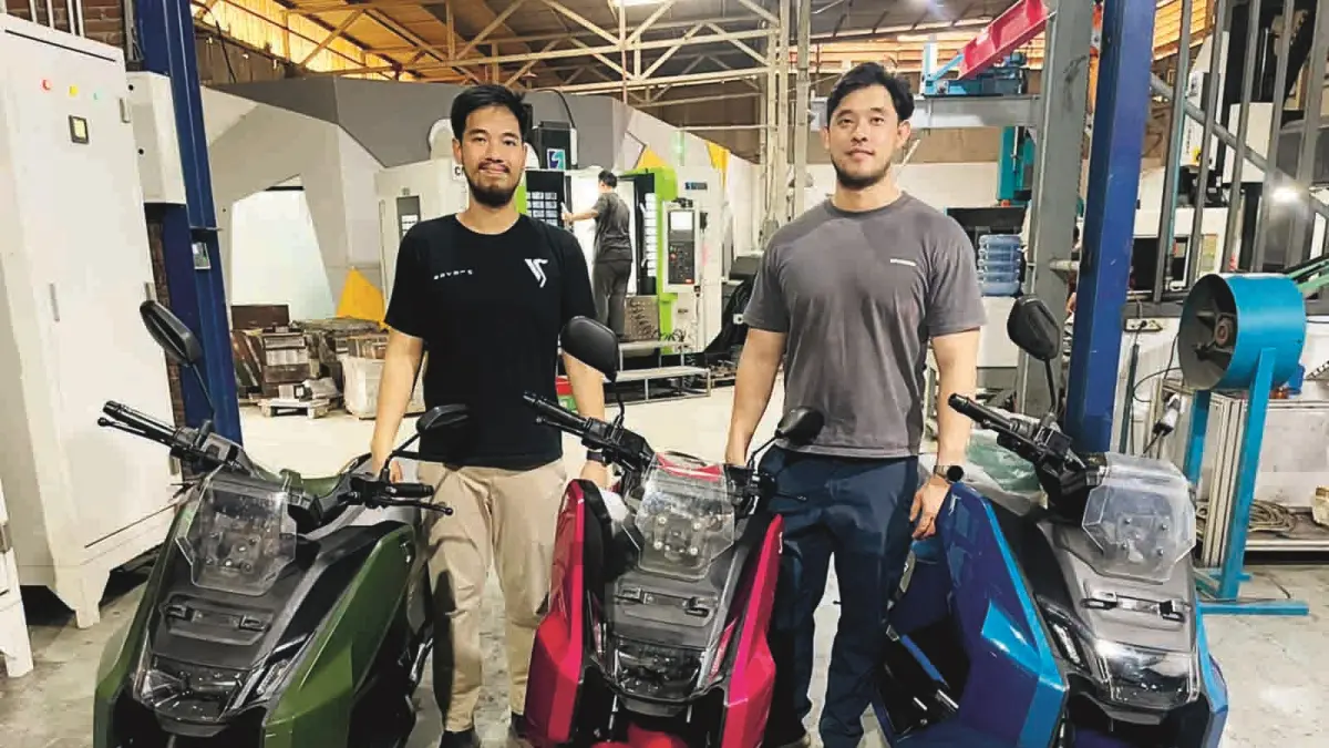 William Ekaputra Taifan, kanan, dan Garry Surya Putra Taifan, kiri, bersama motor S-1P dengan tiga warna yang berbeda di workshop SAVART Motors di Trosobo, Taman, Jumat (14/8).  (JAWA POS)