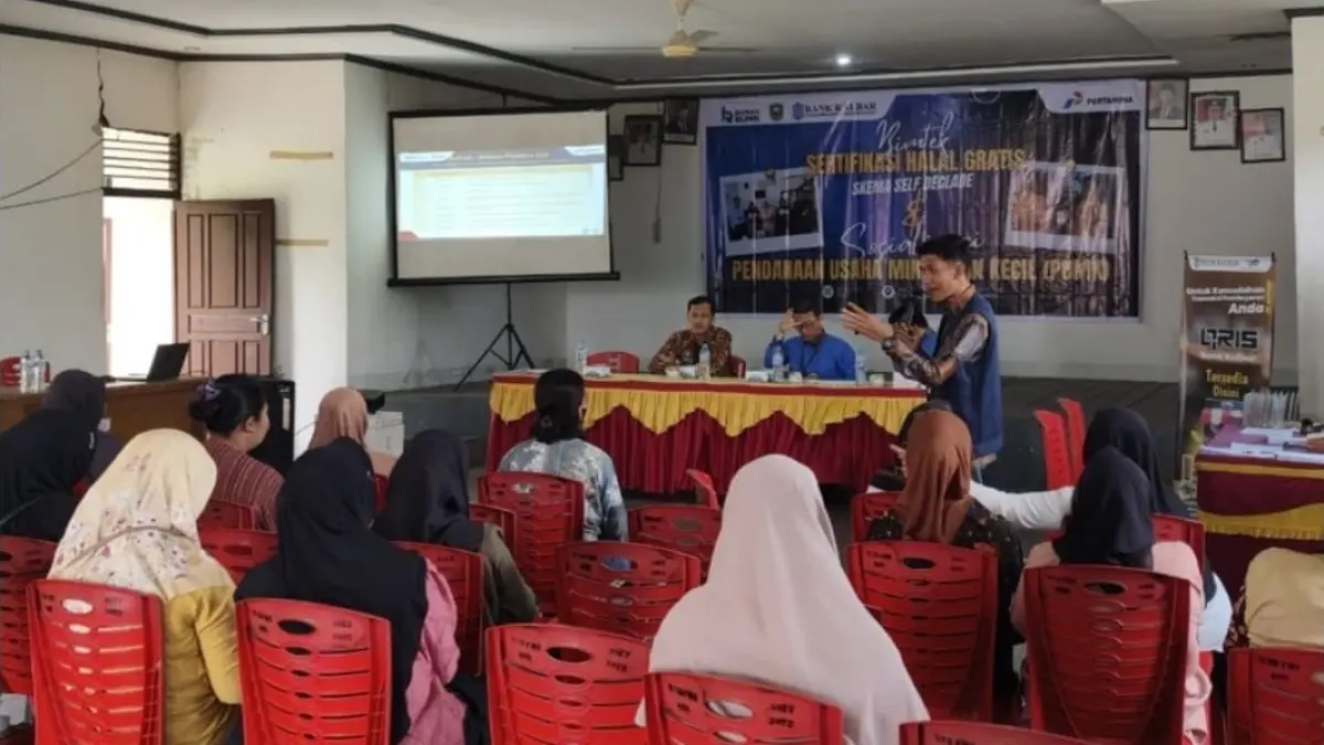 Rumah BUMN Pertamina Sanggau bersama Bank Kalbar memberikan pendampingan kepada pelaku UMKM dalam Bimtek Sertifikasi Halal Gratis (SEHATI), sosialisasi PUMK, serta layanan legalitas dan digitalisasi usaha di Kecamatan Kembayan, Kabupaten Sanggau, Kamis (20/8).(ISTIMEWA)&nbsp;
