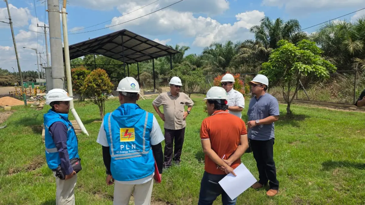 Tim PLN bersama pihak PT Wawasan Kebun Nusantara (PT WKN) melakukan peninjauan dan diskusi teknis di area Mill Office Pabrik Sungai Kumbah (PSH) milik KPN Corp, salah satu lokasi operasional PT WKN. Kegiatan tersebut dilakukan sebagai bagian dari persiapan dukungan infrastruktur kelistrikan untuk menunjang elektrifikasi operasional dan pengembangan charging station kendaraan listrik di sektor perkebunan kelapa sawit.