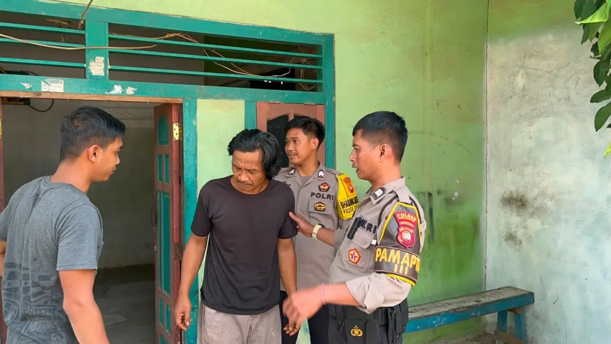  Aiptu Oky Kristania Priambodo bersama petugas dan pihak keluarga mengantar warga ke Puskesmas Selalong setelah berhasil dibujuk secara persuasif untuk mendapatkan penanganan medis.
