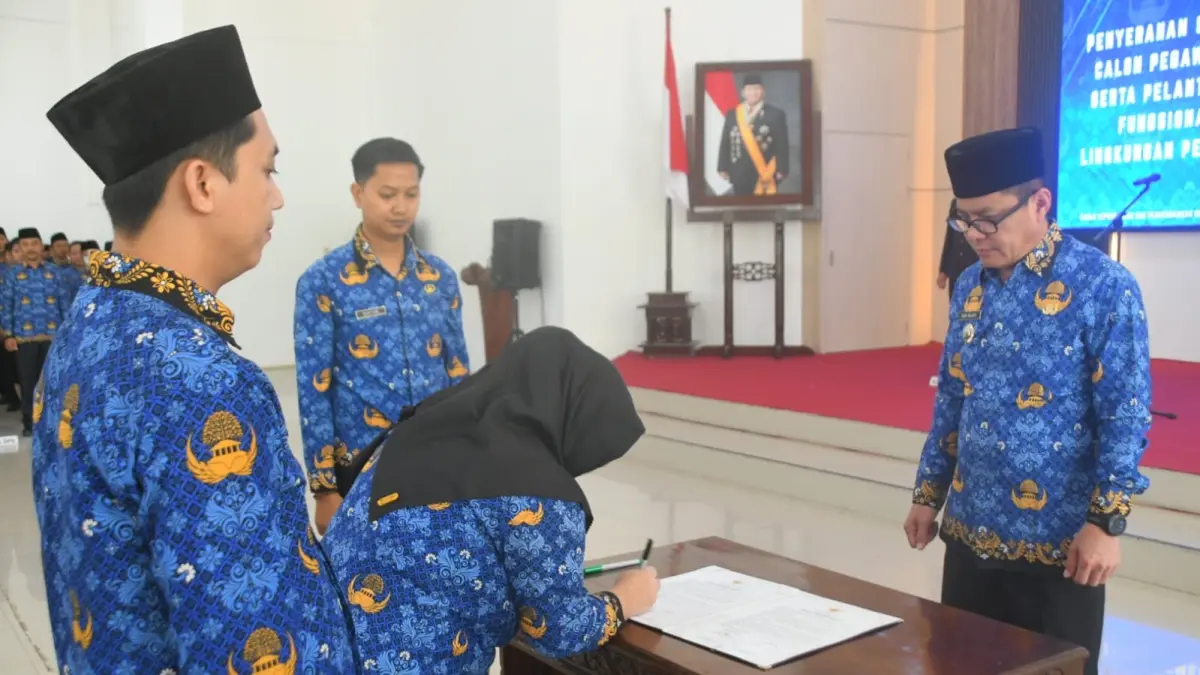 Bupati Kayong Utara Romi Wijaya mengingatkan PNS bahwa jabatan adalah amanah untuk melayani masyarakat secara profesional dan berintegritas.