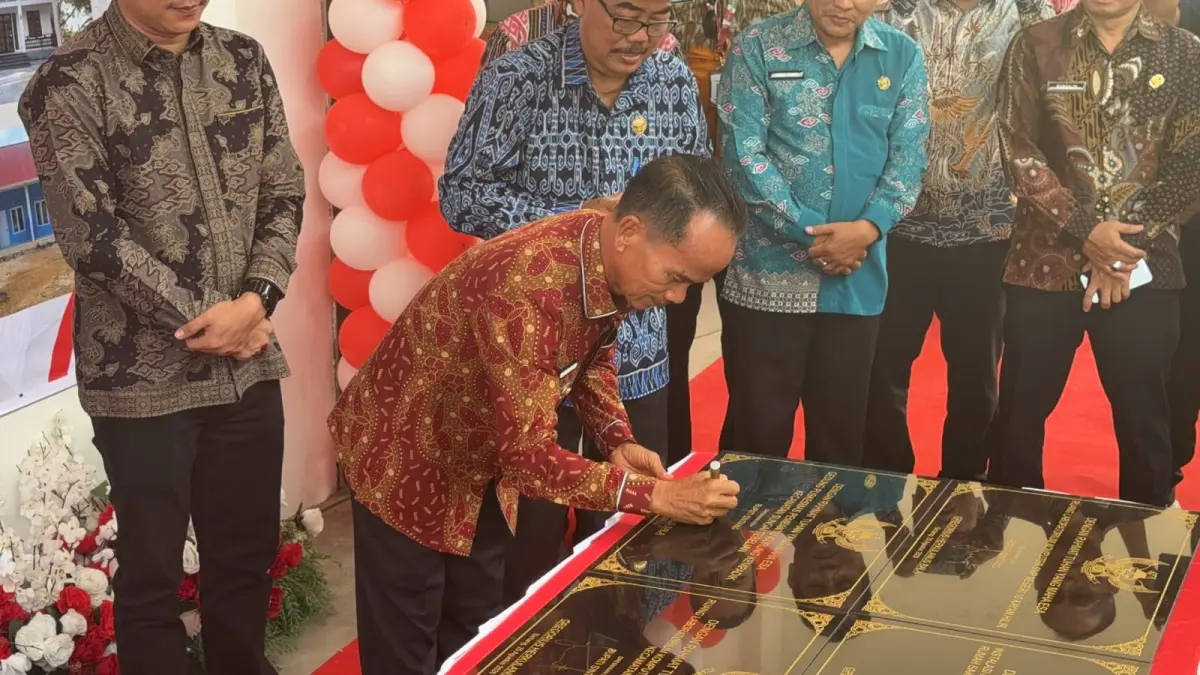 Bupati Sintang Gregorius Herkulanus Bala meresmikan 22 proyek fisik yang dikerjakan sepanjang 2025 hingga 2026.(RISKA / PONTIANAK POST)