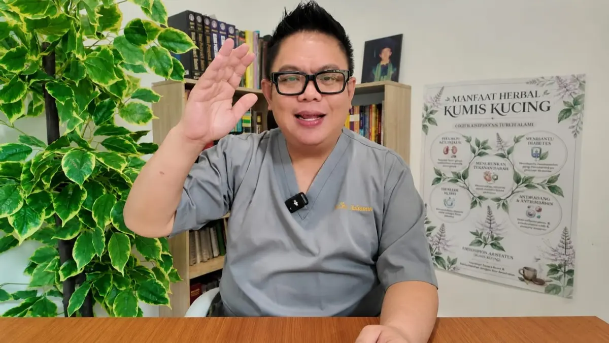 Dokter dalam video yang membahas tentang lima herbal pendamping terapi kanker 