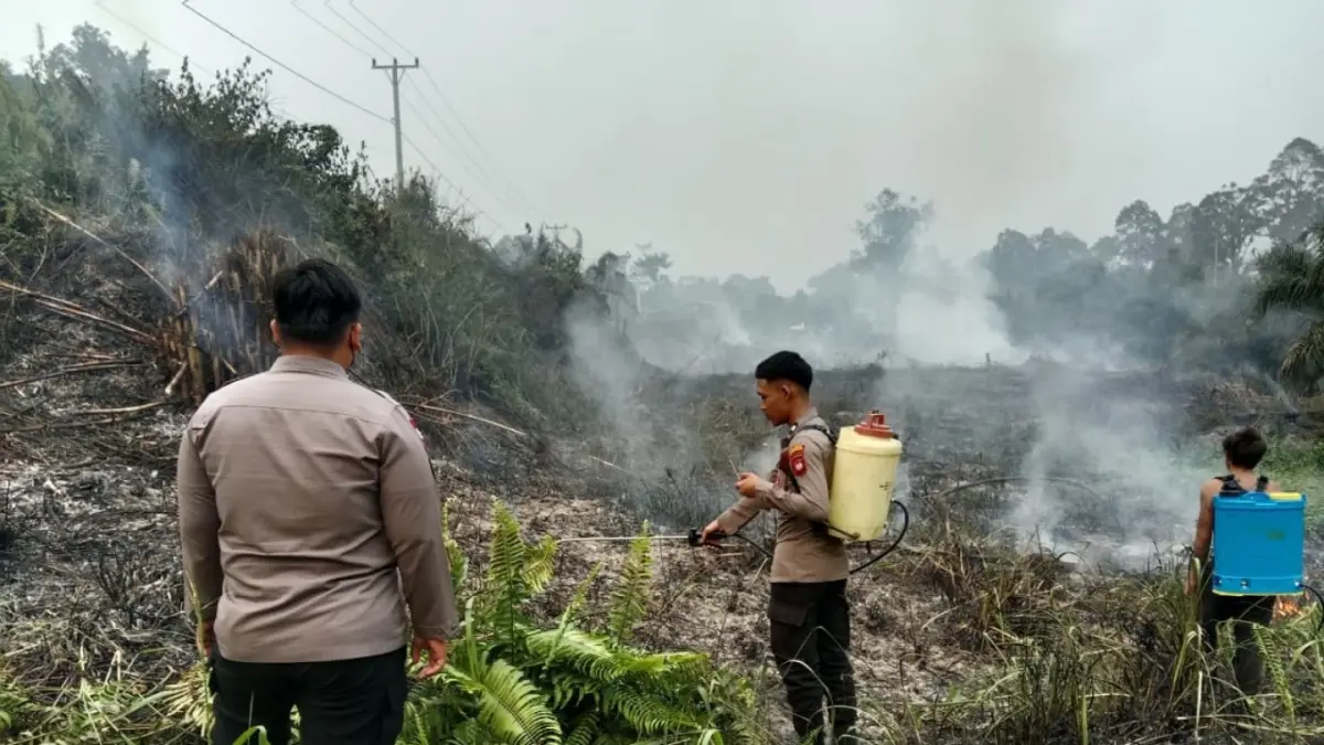 Kapolsek Sekayam AKP Dr. Sutikno, S.Sos., M.A.P., bersama personel Polsek Sekayam melakukan pengecekan kondisi lahan di salah satu titik hotspot di Kecamatan Sekayam, Kabupaten Sanggau. Petugas memastikan kondisi lahan aman dan api telah padam guna mencegah terjadinya karhutla. (20/08/2026). (ISTIMEWA) 