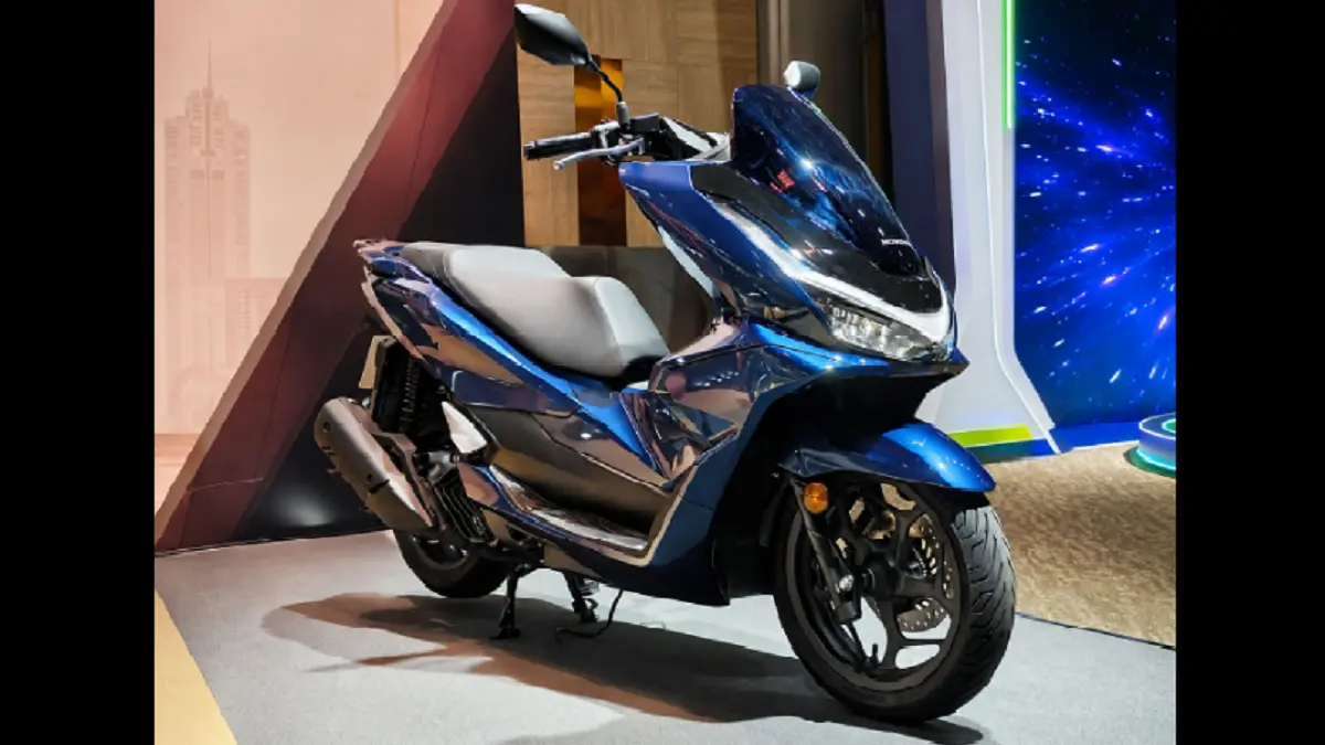 Honda PCX160 2026 hadir dengan tiga warna baru dan dua varian, yakni Standard Type serta RoadSync Type. (HONDA)