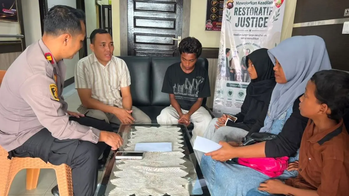 Jajaran Polsek Tayan Hilir, Polres Sanggau, membantu seorang ibu bernama Rohaela bersama tiga anaknya yang mengalami kesulitan setelah berada di Kalbar. (Humas Polri)