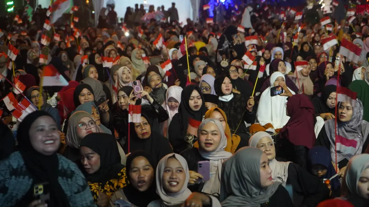 Jamaah perempuan mengikuti Kubu Raya Bersholawat di halaman Kantor Bupati Kubu Raya, Jalan Arteri Supadio, Sungai Raya, Rabu (19/8/2026) malam. Ribuan jamaah memadati lokasi untuk bersholawat dan mengikuti rangkaian kegiatan keagamaan.